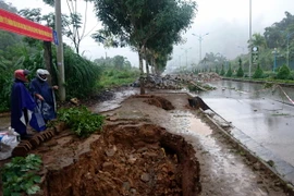 Hố cát-tơ trên đường 58m có nguy cơ lan rộng vì mưa lớn vẫn kéo dài. (Ảnh: Việt Hoàng/TTXVN)