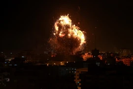 Khói lửa bốc lên sau vụ không kích của Israel ở Dải Gaza. (Ảnh: THX/TTXVN)