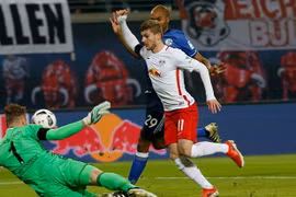 Timo Werner ăn vạ mang penalty về cho RB Leipzig. (Nguồn: Reuters)