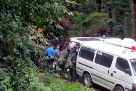 Đón thi thể 3 phi công của máy bay 8632 EC130T2 tại chân núi Dinh. (Ảnh: Đoàn Mạnh Dương/TTXVN)