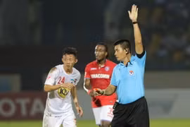 Ngọc Quang (áo trắng) lập cú đúp cho Hoàng Anh Gia Lai. (Nguồn: Thanhnien)