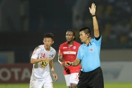 Ngọc Quang (áo trắng) lập cú đúp cho Hoàng Anh Gia Lai. (Nguồn: Thanhnien)