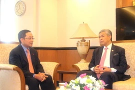 Phó Thủ tướng Mã Ahmad Zahid Hamidi tiếp Đại sứ Việt Nam Phạm Cao Phong. (Ảnh: Hoàng Nhương/TTXVN)
