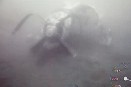 Động cơ cánh quạt máy bay CASA-212 (chụp dưới biển). (Ảnh: Minh Tuấn - Thông tấn Quân sự/TTXVN phát)