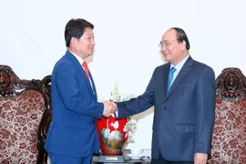 Thủ tướng Nguyễn Xuân Phúc tiếp ông Kwon Young Jin, Thị trưởng thành phố Deagu, Hàn Quốc. (Ảnh: Thống Nhất/TTXVN)