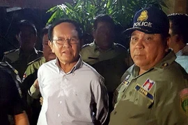 Ông Kem Sokha (trái) bị cảnh sát bắt giữ tại nhà riêng ở Phnom Penh, Campuchia ngày 3/9. (Nguồn: AFP/TTXVN)