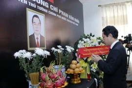 Đồng chí Saleumsay Kommasith, Ủy viên Trung ương Đảng, Bộ trưởng Ngoại giao Lào đang viếng nguyên Thủ tướng Phan Văn Khải ở Đại sứ quán Việt Nam tại Lào. (Ảnh: Phạm Kiên/Vietnam+)