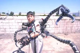 Aristou Meehan trong bộ đồ giống Tiến sỹ Bạch Tuộc. (Nguồn: odditycentral)