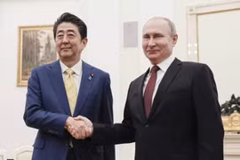 Tổng thống Nga Putin (phải) tại cuộc gặp Thủ tướng Nhật Bản Abe. (Nguồn: Kyodo)