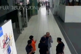 Ông Kim Jong-nam nhờ sự giúp đỡ của nhân viên tại sân bay sau khi dính chất độc. (Nguồn: thestar.com.my)