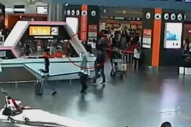 Khoảnh khắc ông Kim Jong-nam bị hai nữ nghi phạm sát hại. (Nguồn: abc7chicago)