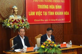 Phó Thủ tướng thường trực Trương Hòa Bình làm việc với lãnh đạo tỉnh Khánh Hòa về Đề án xây dựng Khu Kinh tế-Hành chính Bắc Vân Phong. (Ảnh: Nguyên Lý/TTXVN)