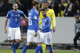 Italy (áo xanh) cần phải thay đổi nếu không sẽ phải ngồi nhà xem World Cup qua tivi. (Nguồn: AP)
