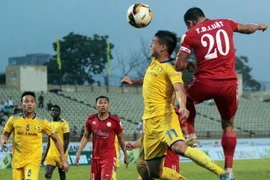 Đình Luật (áo đỏ, số 20) của TP.HCM bị đình chỉ thi đấu 3 trận. (Nguồn: TTVH)
