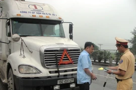 [News Game] Có nên xử lý hình sự lái xe chở quá tải, “nhậu” say?