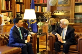Phó Thủ tướng Phạm Bình Minh hội kiến Tổng thống Hy Lạp Prokopis Pavlopoulos. (Ảnh: Ngự Bình/TTXVN)
