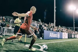 Robben đã tạo cơ hội cho đồng đội ghi bàn từ tình huống đá phạt. (Nguồn: Dennis Brosda)