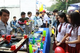 Học sinh tham quan các gian hàng giới thiệu các ngành học của Đại học Bách Khoa Thành phố Hồ Chí Minh. (Ảnh: Phương Vy/TTXVN.)