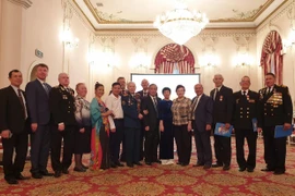 Các đại biểu dự buổi gặp mặt chụp ảnh chung. (Ảnh: TTXVN phát)