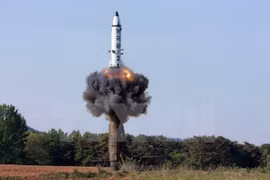 Tên lửa đạn đạo đất đối đất tầm trung Pukguksong-2 của Triều Tiên. (Nguồn: AFP/TTXVN)