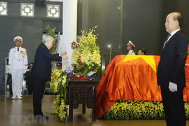 Tổng Bí thư, Chủ tịch nước Nguyễn Phú Trọng viếng đồng chí Nguyễn Văn Trân. (Ảnh: Lâm Khánh/TTXVN)