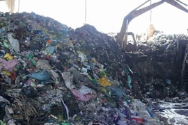 Xử ký chất thải rắn. (Ảnh: Nguyễn Dũng/TTXVN)