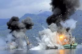 Một vụ đánh chìm tàu cá nước ngoái đánh bắt hải sản trái phép ở Indonesia. (Nguồn: Reuters)