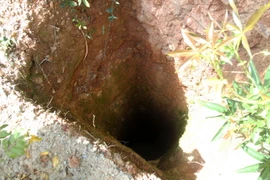 Một hầm khai thác vàng đào sâu hơn 10 mét trên núi. (Ảnh minh họa: Thế Lập/TTXVN)