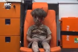 Cậu bé Syria được cứu ra từ đống đổ nát. (Nguồn: AFP)