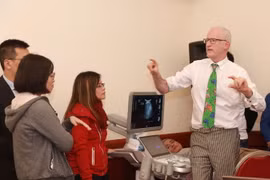 Giáo sư Dietrich Christoph, trưởng khoa Nội 2, Bệnh viện Caritas của CHLB Đức giới thiệu hệ thống siêu âm Acuso Sequoia.