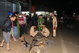 Lực lượng công an thực hiện khám nghiệm hiện trường vụ tai nạn. (Ảnh: Phạm Cường/TTXVN)