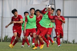 Các cầu thủ Việt Nam chơi bóng ném tại buổi tập. (Ảnh: Hoàng Linh/TTXVN)