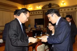 Phó Chủ tịch Thường trực UBND Thành phố Hồ Chí Minh Lê Thanh Liêm tiếp Tổng Giám đốc Tập đoàn Giáo dục Soshi (Nhật Bản). (Ảnh: Thanh Vũ-TTXVN)