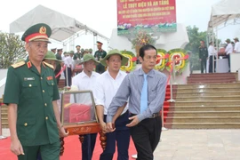 Các đại biểu và đông đảo người dân tiễn đưa anh linh các liệt sỹ về với đất mẹ quê hương. (Ảnh: Võ Dung/TTXVN)