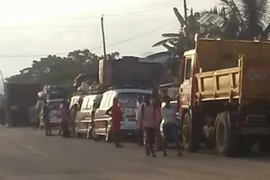 Các phương tiện trên con đường nguy hiểm ở Cameroon. (Nguồn: journalducameroun)