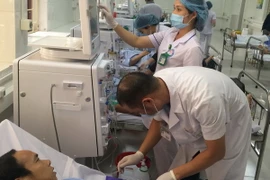 12 bệnh nhân đầu tiên được điều trị trong lần khởi động lại Đơn nguyên thận nhân tạo-khoa Hồi sức tích cực-Bệnh viện đa khoa tỉnh Hòa Bình. (Ảnh: Vũ Thị Hà/TTXVN)