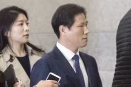 Ông Ahn Bong-geun đến Văn phòng Công tố viên Quận Trung Seoul ngày 14/11. (Nguồn: Yonhap)