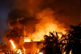 Lãnh sự quán Iran ở thành phố Basra bị những người biểu tình quá khích đốt phá ngày 7/9. (Ảnh: AFP/TTXVN)