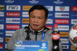 HLV Sirisak Yodyadthai của đội tuyển Thái Lan phát biểu tại buổi họp báo. (Ảnh: Hoàng Linh/TTXVN)