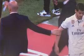 Morata từ chối bắt tay với Zinedine Zidane khi bị thay ra trong trận gặp Sevilla. (Nguồn: za.as.com)