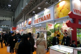 Khách tham quan một gian hàng của Việt Nam tại hội chợ. (Ảnh: Nguyễn Tuyến/TTXVN)