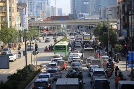 Xe buýt BRT chạy thử nghiệm khiến một đoạn đường Tố Hữu, Lê Văn Lương tắc nghẽn. (Ảnh: Huy Hùng/TTXVN)