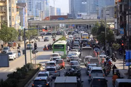 Xe buýt BRT chạy thử nghiệm khiến một đoạn đường Tố Hữu, Lê Văn Lương tắc nghẽn. (Ảnh: Huy Hùng/TTXVN)
