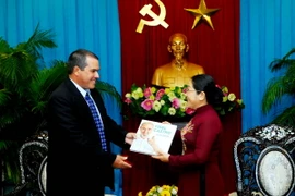 Chủ tịch Gonzalez Acosta Luis Enrique và Phó Bí thư Thành ủy Thành phố Hồ Chí Minh Võ Thị Dung. (Ảnh: Mạnh Linh/TTXVN)