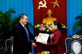 Chủ tịch Gonzalez Acosta Luis Enrique và Phó Bí thư Thành ủy Thành phố Hồ Chí Minh Võ Thị Dung. (Ảnh: Mạnh Linh/TTXVN)