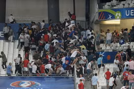 Cảnh hỗn loạn trên sân Velodrome.