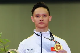 VĐV Đinh Phương Thành nhận huy chương vàng. (Ảnh: Quốc Khánh/TTXVN)