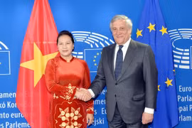 Chủ tịch Nghị viện châu Âu Antonio Tajani đón Chủ tịch Quốc hội Nguyễn Thị Kim Ngân. (Ảnh: Trọng Đức/TTXVN)