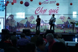 Biểu diễn văn nghệ tại lễ hội. (Ảnh: Sao Băng/Vietnam+)