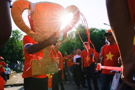 Cổ động viên mang theo biểu tượng Cup vô địch để cổ vũ tinh thần cho đội tuyển Việt Nam. (Ảnh: Trọng Đạt/TTXVN)